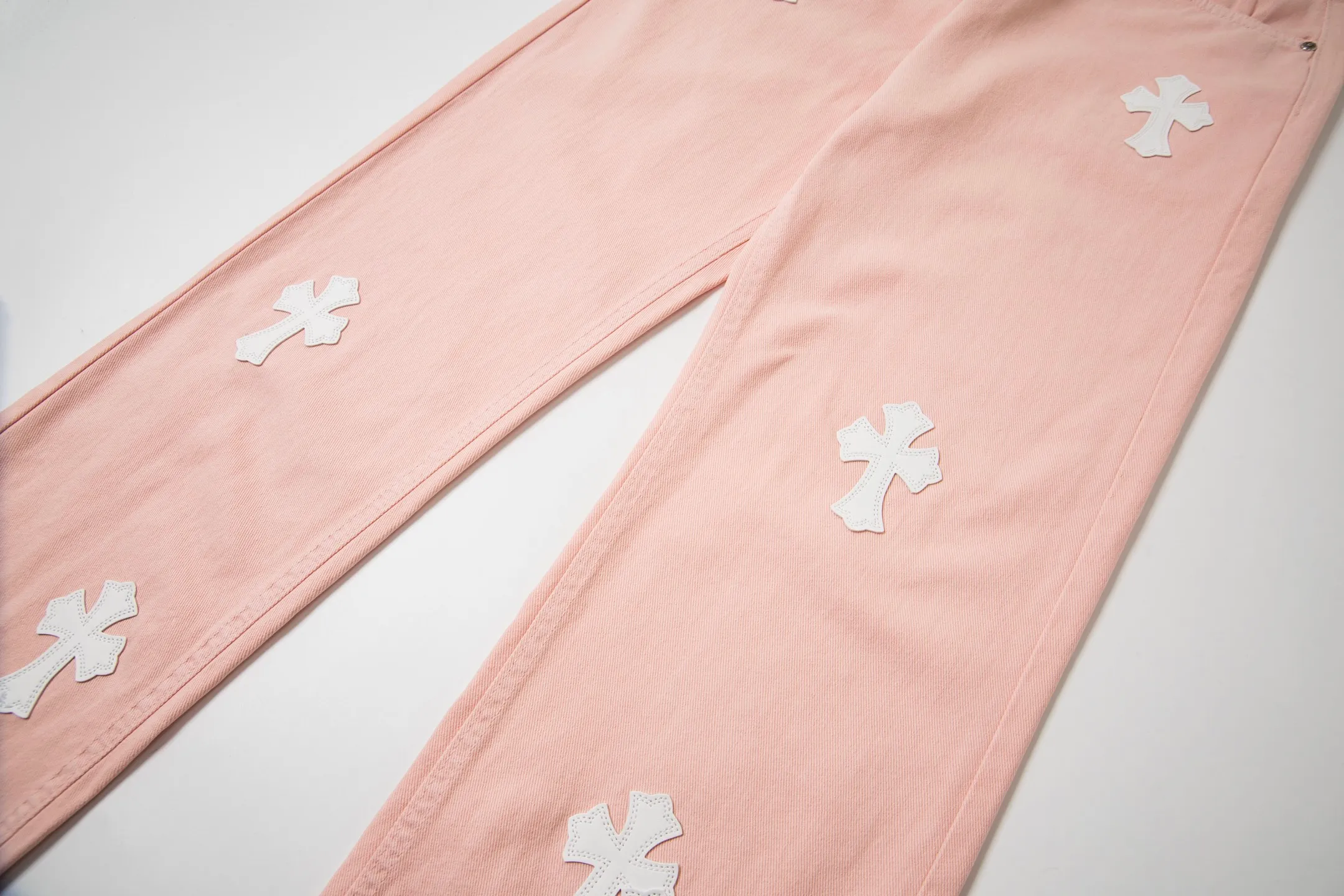P270 Chrome hearts | CH Chrome hearts Limited edition cherry blossom pink leather jeans for girls. Charming dopamine personality jeans. Indispensable for fashionistas. The same model for celebrities. A model touted by many bloggers. This new pair of pants is perfect in terms of shape and upper body. It is no exaggeration to say that making a pair of jeans is equivalent to making 20 short-sleeved jeans. The fabric is made of high-quality imported denim. It has a unique high-end texture. I am very satisfied with it after washing and proofing several times. Style number: 1730# Color: Sakura pink Size: 28 30 32 34